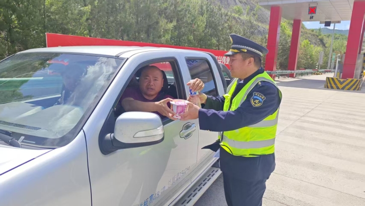 孔涧收费站端午返程路上的暖心港湾