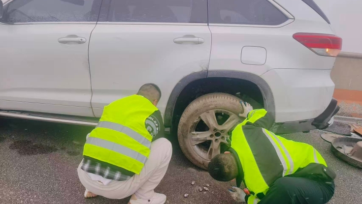风雪守路暖民心 应急救援显担当——涿鹿保通保畅应急大队雪天救助故障车辆