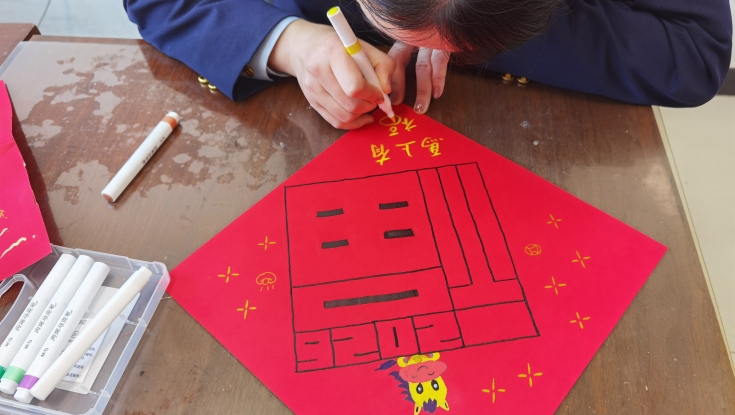 白草畔收费站开展元旦送福活动